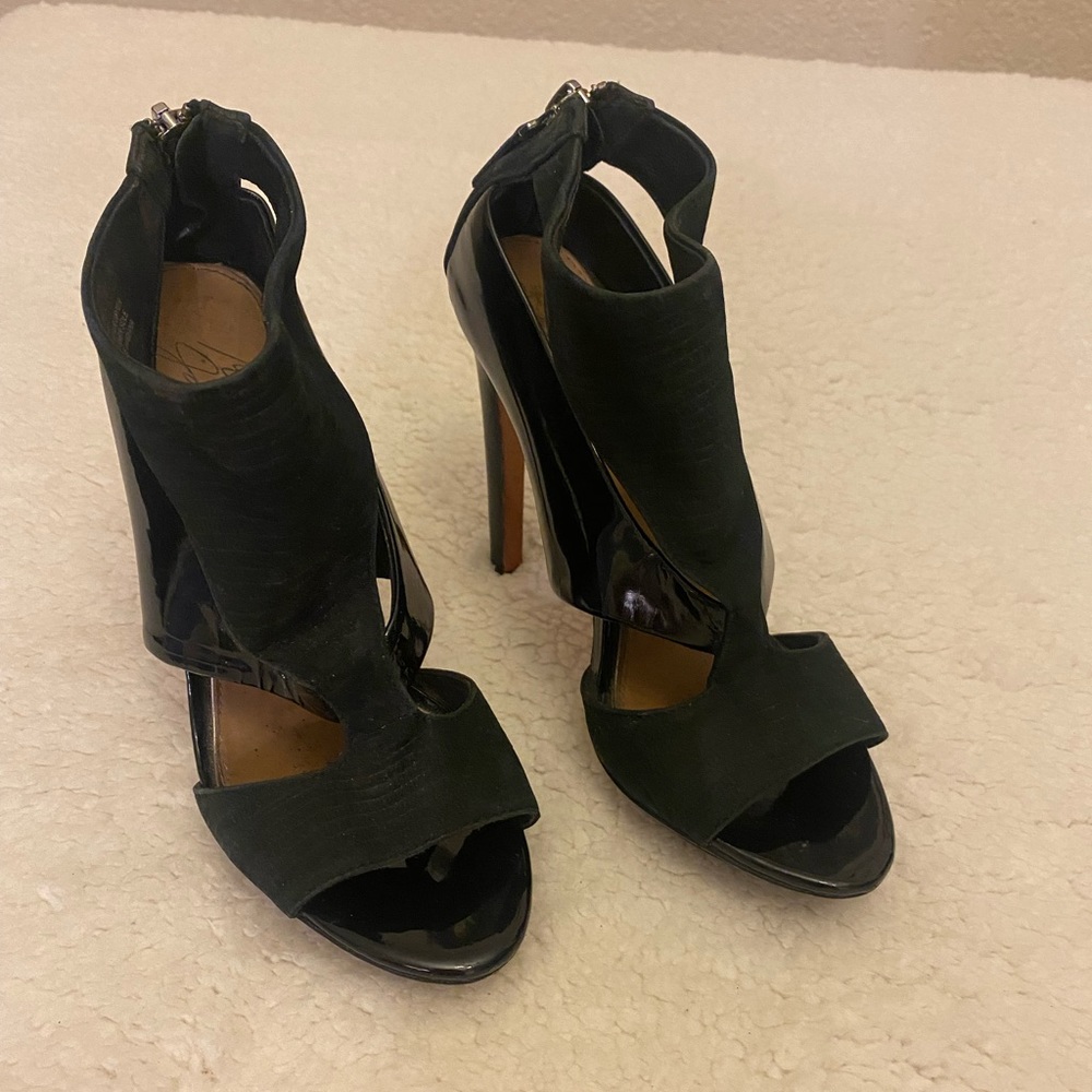 Black patent leather/elastic open toe high heels. Size 6 - Picture 2 of 10